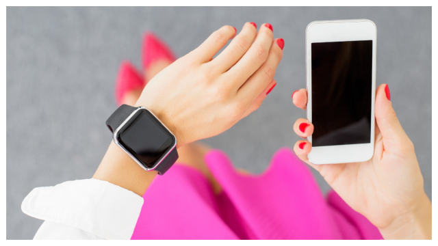 Smartphone vs Smartwatch in 2025: Which Is the Smarter Investment?