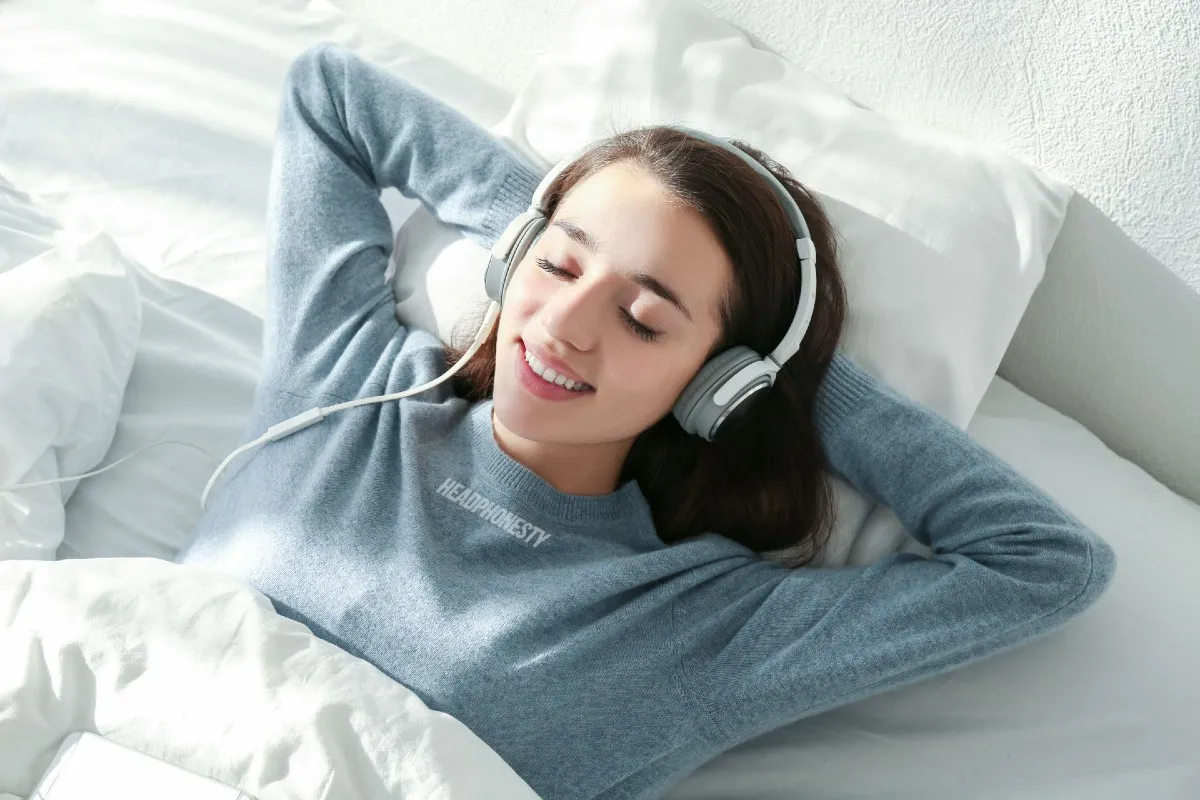 What are better alternatives to phone use before sleeping?