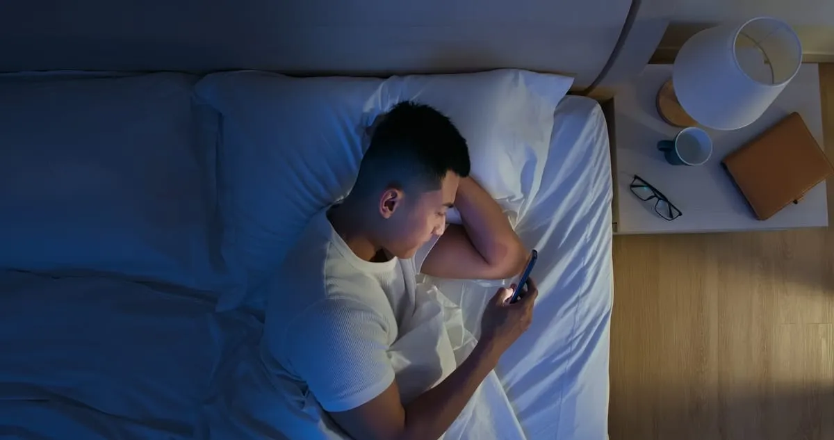 What happens if you look at your phone before sleeping?